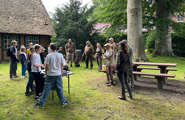 Freundliche Begrüßung durch Martin Lamke vor dem Waldmuseum in der Wingst.