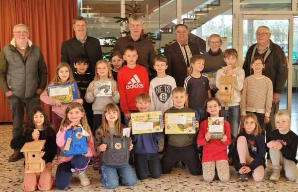 v.l.n.r.: Wilfried Weinert, Olaf Mohr, Andreas Dyck, Andreas Schwanke, Ursula von Essen, Willi Oellerich und die Kinder der Grundschule Wanna.