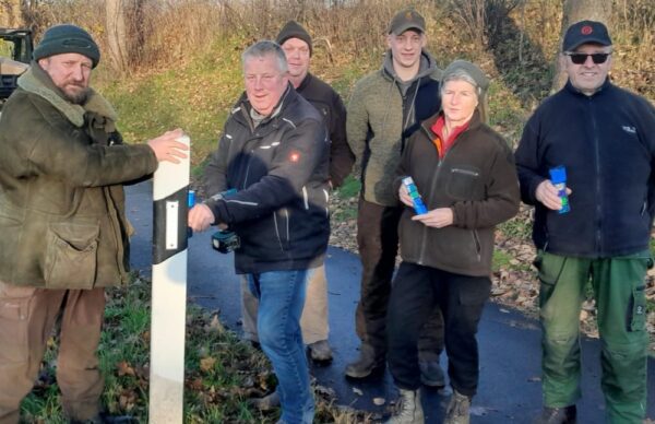 Die Nindorfer Jäger brachten Reflektoren an den Straßenpfosten an.